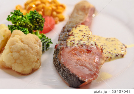 鮭のマスタードソース 58407042