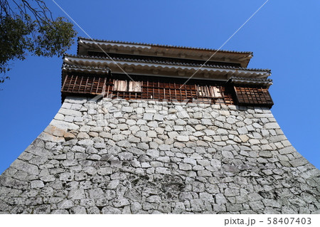 青空に映える松山城乾櫓 58407403