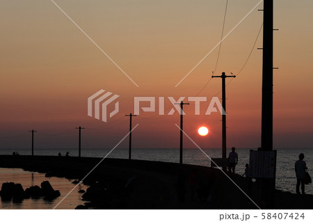 【福井県】三国港突堤の夕景 58407424