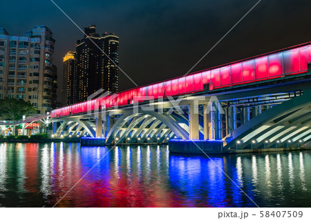 台湾高雄のビル群と愛河のライトアップ夜景 58407509