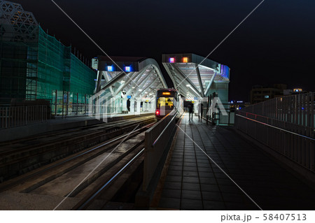 台湾高雄ライトレール真愛碼頭路面電車の駅の夜景 台湾高雄ライトレール真愛碼頭路面電車の駅の夜景 58407513