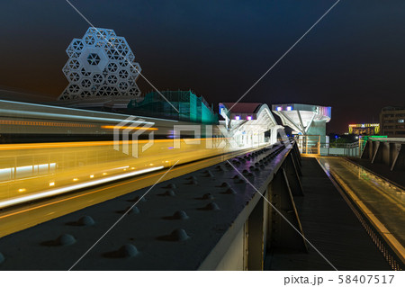 台湾高雄ライトレールと真愛碼頭路面電車の駅の夜景 台湾高雄ライトレールと真愛碼頭路面電車の駅の夜景 58407517