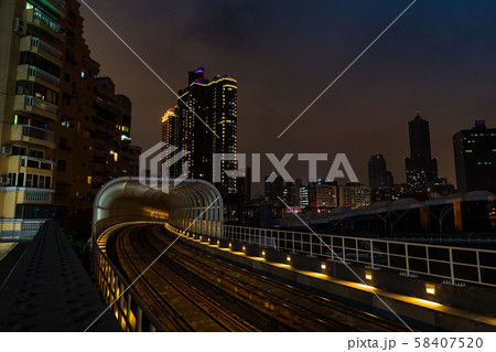 台湾高雄ライトレールと高層ビル群の夜景 58407520