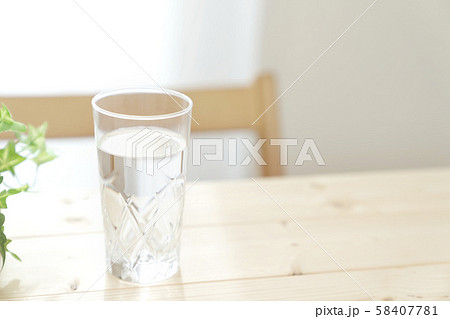 ミネラルウォーター　健康　ダイエット　脱水予防 58407781