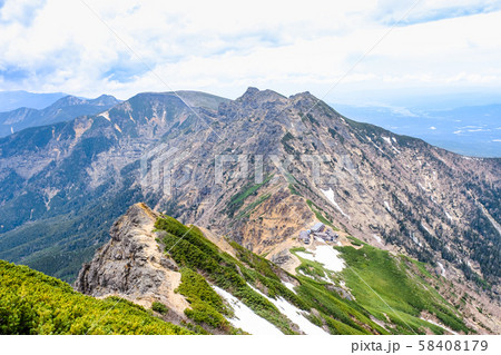 春の八ヶ岳登山:赤岳山頂より横岳・硫黄岳を望む 春の八ヶ岳登山:赤岳山頂より横岳・硫黄岳を望む 58408179