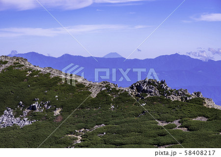 （長野県）千畳敷カール・伊那前岳稜線　富士山遠望 58408217