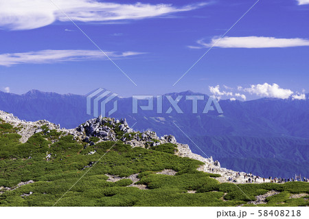 （長野県）千畳敷カール・伊那前岳稜線　富士山遠望 58408218