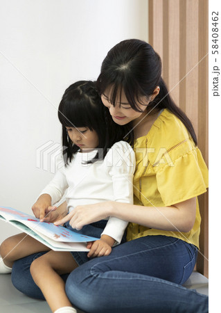 待合室で遊ぶ女の子 58408462