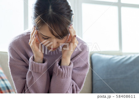 若い女性　体調不良 58408611