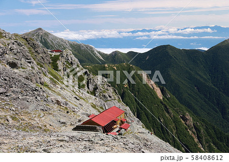 北アルプス 槍ヶ岳への道 槍沢登山道 殺生ヒュッテ越しの常念岳と蝶ヶ岳遠景 北アルプス 槍ヶ岳への道 槍沢登山道 殺生ヒュッテ越しの常念岳と蝶ヶ岳遠景 58408612