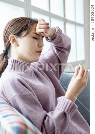 若い女性　体調不良 58408624