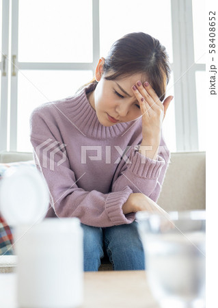 若い女性　体調不良 58408652