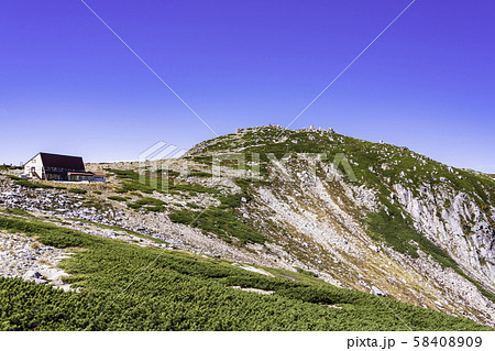 （長野県）千畳敷カール・乗越浄土から望む、中岳山頂　秋 58408909