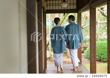 ミドル夫婦 温泉旅行 浴衣 旅館 イメージ ミドル夫婦 温泉旅行 浴衣 旅館 イメージ 58409073