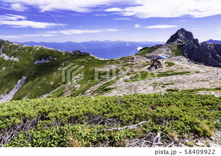 （長野県）千畳敷カール・中岳から見る、宝剣岳・南アルプス 58409922