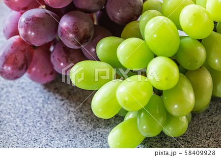 ぶどう・シャインマスカットとピオーネ 58409928