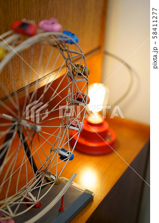 観覧車のオブジェとインテリア照明の写真素材