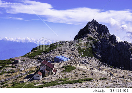 （長野県）千畳敷カール・中岳から望む宝剣岳 58411401