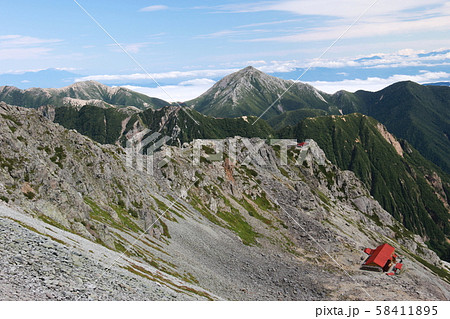 北アルプス 槍ヶ岳への道 槍沢 殺生ヒュッテ、ヒュッテ大槍越しの常念岳遠景 北アルプス 槍ヶ岳への道 槍沢 殺生ヒュッテ、ヒュッテ大槍越しの常念岳遠景 58411895