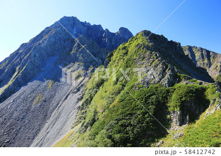 北アルプス　槍ヶ岳から北穂高岳への大キレット縦走　大キレットの風景　長谷川ピークへの登り 58412742