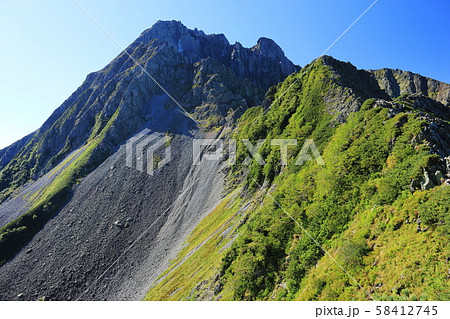 北アルプス　槍ヶ岳から北穂高岳への大キレット縦走　大キレットの風景　長谷川ピークへの登り 58412745