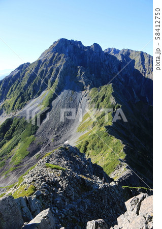 北アルプス　槍ヶ岳から北穂高岳への大キレット縦走　大キレットの風景　縦走路と北穂高岳 58412750