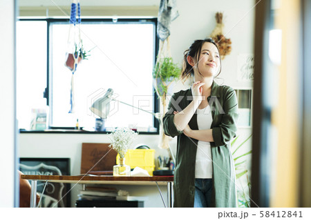 女性 新生活 リビング 若い女性 ライフスタイル 女性 新生活 リビング 若い女性 ライフスタイル 58412841