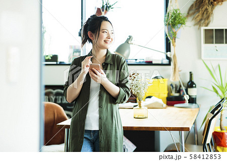 女性　新生活　リビング　若い女性　ライフスタイル 58412853