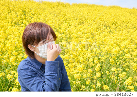 花粉症で目が痒い女性の写真素材