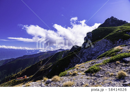 （長野県）千畳敷カール、前岳から眺める宝剣岳の山並み 58414026
