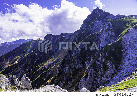 （長野県）千畳敷カール、前岳から眺める宝剣岳の山並み 58414027