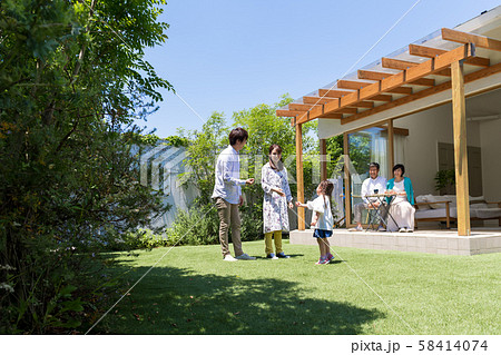 三世代家族 青空 庭 遊ぶ マイホームの写真素材