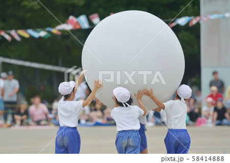小学校の運動会風景 大玉ころがし 小学校の運動会風景 大玉ころがし 58414888