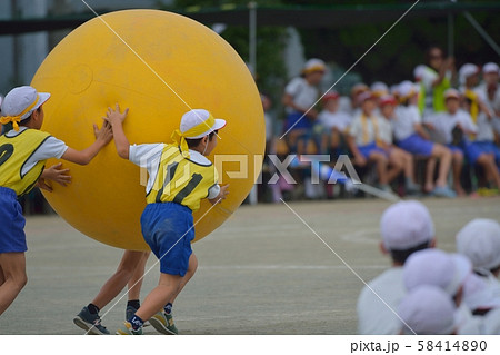 小学校の運動会風景 大玉ころがし 小学校の運動会風景 大玉ころがし 58414890
