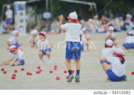 小学校の運動会(玉入れ) 小学校の運動会(玉入れ) 58415085