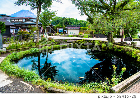 富士山 夏の忍野八海 湧池 58415729