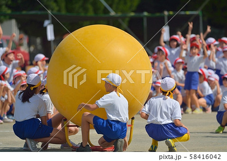 小学校の運動会風景　大玉ころがし 58416042