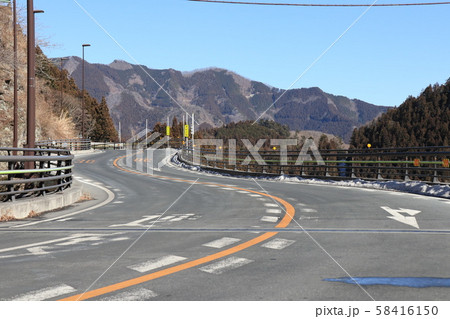 Ｓ字に曲がった道路 58416150
