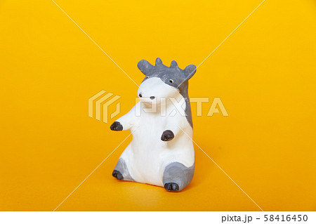 紙粘土のホルスタイン牛の写真素材