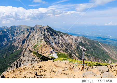 春の八ヶ岳登山：赤岳山頂から北八ヶ岳方面の眺め 58416501