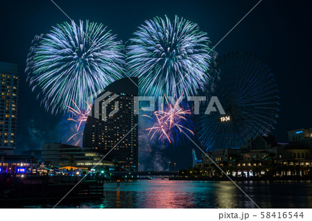 横浜 みなとみらい 花火 観覧車 ホテル 夜景 絶景の写真素材