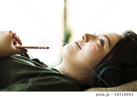 女性 スマホ 新生活 リビング 若い女性 ライフスタイル 女性 スマホ 新生活 リビング 若い女性 ライフスタイル 58416693