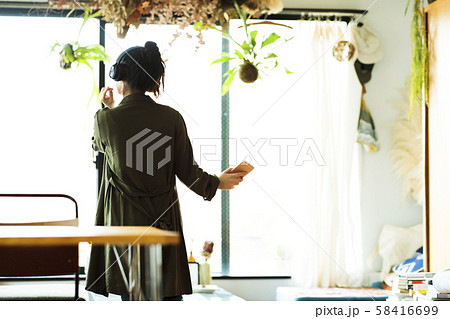 女性 スマホ 新生活 リビング 若い女性 ライフスタイル 女性 スマホ 新生活 リビング 若い女性 ライフスタイル 58416699