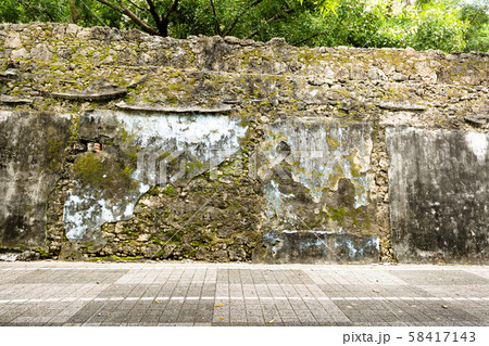 蓮池潭の古い壁と石垣 58417143