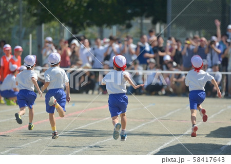 小学校の運動会風景 徒競走 小学校の運動会風景 徒競走 58417643