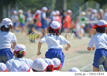 小学校の運動会風景 徒競走 小学校の運動会風景 徒競走 58417644