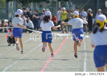 小学校の運動会風景　徒競走 58417654