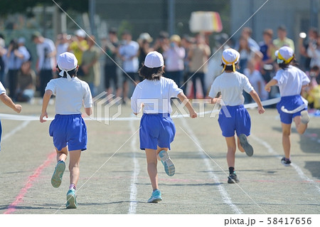 小学校の運動会風景　徒競走 58417656