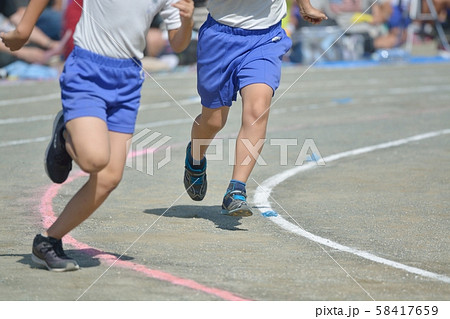 小学校の運動会風景 徒競走 小学校の運動会風景 徒競走 58417659