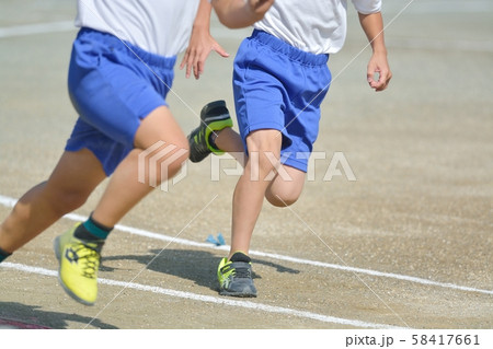小学校の運動会風景　徒競走 58417661